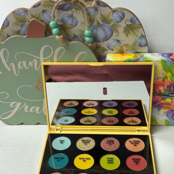 MAC Kaleidoscope Eyeshadow Palette “Botanical Panic” NIB -Discontinued - Picture 3 of 5
